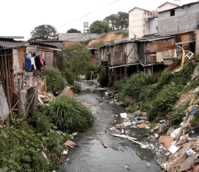 Real stream and homes in Carapicuíba